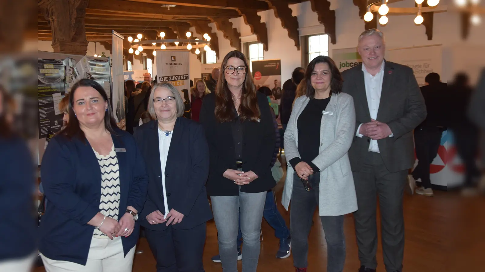 Das Organisationsteam des Stellenmarkts in Höxter zieht ein durchweg positives Resümee: <br>(v.l.) Nadine Nolte, Gleichstellungsbeauftragte der Stadt Höxter, Birgit Bach, Bereichsleiterin bei der Agentur für Arbeit, Paderborn, Alexandra Kersting, Teamleiterin des gemeinsamen Arbeitgeber-Services der Agentur für Arbeit und des Jobcenters für den Kreis Höxter, Kathrin Knipping-Wehde, Beauftragte für Chancengleichheit am Arbeitsmarkt für das Jobcenter Kreis Höxter und Bürgermeister Daniel Hartmann blicken auf eine erfolgreiche Veranstaltung mit vielen wertvollen Kontakten zurück. (Foto: Stadt Höxter)