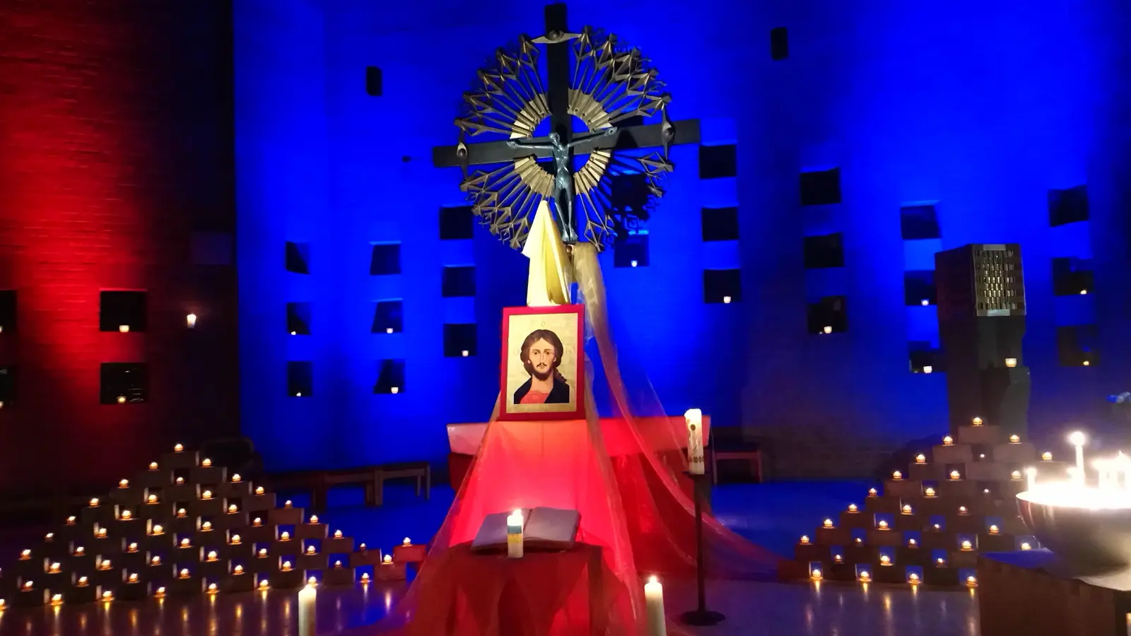 Die Kirche „Zum verklärten Christus“ in Bad Driburg lud zum Wortgottesdienst mit Taizé-Gesängen ein. (Foto: Doris Dietrich)