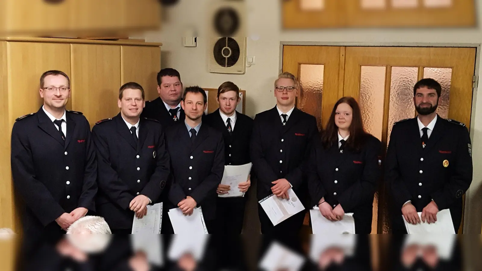 (v.l.) Stellv. Leiter der Feuerwehr Markus Knipping, Löschgruppenführer Mirko Schoppmeier, Thorsten Dettke, Tim Weißenstein, Sebastian Böhner, Jan Held, Christina Böhner, Stellv. Löschgruppenführer Matthias Mikus. (Foto: Foto: Ansgar Hundt)