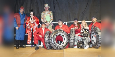 Die besten Kostüme des Abends wurden prämiert: (v.l.) Die erstplatzierten Andy und Sarah Loddington, Magnus Gährken auf Platz 3 und „Hümme Racing” (vorn kniend) mit dem 2. Platz. (Foto: Stefan Bönning)