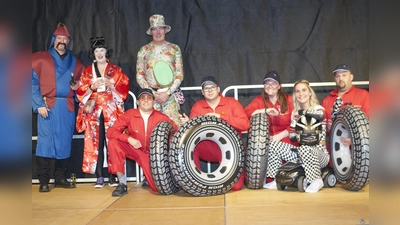 Die besten Kostüme des Abends wurden prämiert: (v.l.) Die erstplatzierten Andy und Sarah Loddington, Magnus Gährken auf Platz 3 und „Hümme Racing” (vorn kniend) mit dem 2. Platz. (Foto: Stefan Bönning)