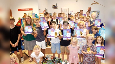 Die Preisverleihung der Lese-Oskars machte viele junge Bücherfans glücklich und Bürgermeister Hubertus Grimm (hinten) freute sich über die Lesebegeisterung der Kinder.  (Foto: Bücherei Beverungen)