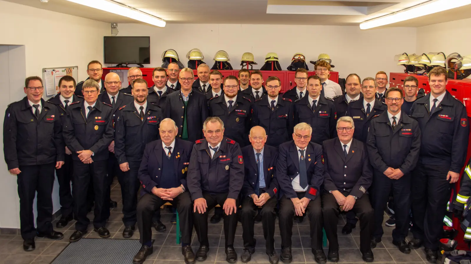 Stehend von links: Leiter der Feuerwehr Andreas Rehermann, Dennis Rehermann, Christoph Rehermann, Sachbearbeiter Feuerschutz Daniel Dittrich, ehem. Löschzugführer vom LZ Lintel Helmut Niemeier, stellv. Leiter der Feuerwehr Andreas Außel, Jugendfeuerwehrwart Arne Hausmann, Nils Rehermann, Christian Hoblitz, Bezirksausschussvorsitzender Andreas Tewes, stellv. Leiter der Feuerwehr Tobias Menne, Elias Peters, Tom Mikus, Markus Hamann, Timm Rehermann, Jonas Rehermann, Tobias Stork, Maximilian Sickmann, Gero Gehle, Julian Fornefeld, Löschgruppenführer Florian Sickmann, Niklas Rehermann, stellv. Jugendfeuerwehrwart Heiko Meise, Daniel Weiffen, Niclas Fornefeld.<br>Sitzend von links: Andreas Rokus, Johannes Peters, Wilhelm-Franz Ridder, Heinrich Reineke, Josef Mikus (Foto: privat)