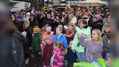 Das Bühnenprogramm des Sternenmarkts, in diesem Falle der Schulchor, erfuhr eine großartige Resonanz. (Foto: Marc Otto)