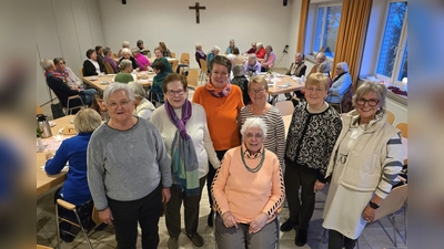 Dank und Anerkennung für jahrzehntelange Treue galt den Jubilarinnen 2024 der kfd St. Peter und Paul Höxter (v.l.): Monika Henkelüdeke (30 Jahre), Barbara Tegethoff (50 Jahre), Astrid Petzel (Vorstand), Doris Mahle (vorne, 50 Jahre), Helga Drost (Vorsitzende), Elisabeth Grashoff (geistliche Begleitung) und Uschi Maly (Vorstand).  (Foto: privat)