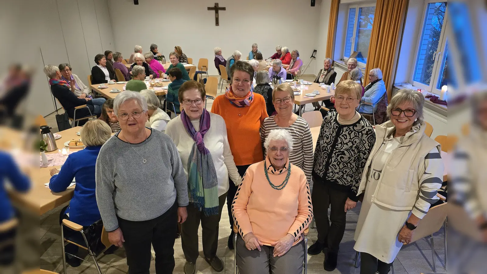 Dank und Anerkennung für jahrzehntelange Treue galt den Jubilarinnen 2024 der kfd St. Peter und Paul Höxter (v.l.): Monika Henkelüdeke (30 Jahre), Barbara Tegethoff (50 Jahre), Astrid Petzel (Vorstand), Doris Mahle (vorne, 50 Jahre), Helga Drost (Vorsitzende), Elisabeth Grashoff (geistliche Begleitung) und Uschi Maly (Vorstand).  (Foto: privat)