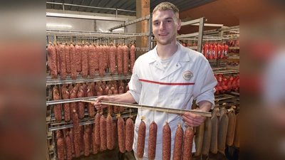 Der junge Fleischermeister Maximilian Klare aus Borgentreich steht mit seiner Familie ganz in der Tradition, beste Fleisch- und Wurstwaren in der Region herzustellen. Delikate Kostproben gibt es auch auf dem Deutschen Käsemarkt in Nieheim. (Foto: Stefan Köneke)