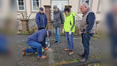 Reinigung der „Stolpersteine” vor dem ehemaligen Haus der Familie Kohlberg in der Lauenförder Unterstraße. (Foto: privat)