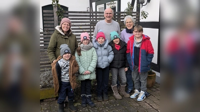 V.l.: Theo, Evelyn Schimmelfeder, Luna, Elisa, Hubertus und Monika Roland, Ava und Leopold.  (Foto: privat)