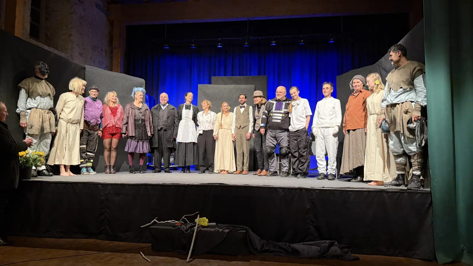 Das ThimKu-Ensemble mit Regisseur Frank Hadwiger (3. v. l.) freut sich über die gelungene Premiere. (Foto: privat)