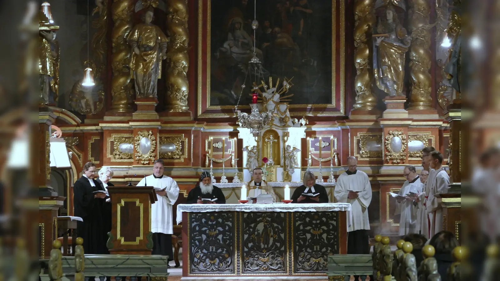 Pfarrdechant Dr. Hans-Bernd Krismanek, Leiter des katholischen Pastoralverbunds Corvey, begrüßte am Altar Geistliche verschiedener Konfessionen, unter ihnen Bischof Anba Damian vom koptisch-orthodoxen Kloster Brenkhausen. (Foto: Kirchengemeinde Corvey)