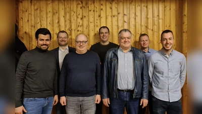 Der Vorstand und Oberst Frank Bosin blicken mit Zuversicht auf das neue Schützenjahr: (v.l.) Marcel Franzmann, Rafael Weber, Frank Bosin, Johannes Willmes, Peter Timmermann, Dominik Beine, Niklas Mörs. (Foto: privat)