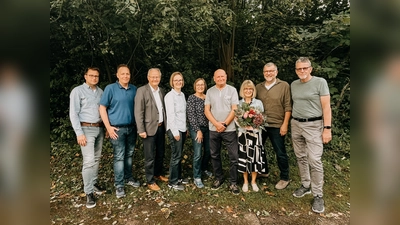 Bei der Verabschiedung (v. l.) Stefan Gördemann, Christopher Potthast, Hubertus Grimm, Judith Hüsken, Helga Lange, Günter Vössing, Hiltrud Vössing, Klaus Oppermann und Karl-Heinz Göhmann. (Foto: Sekundarschule im Dreiländereck)