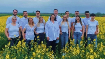 Majestäten und Hofstaat: (v.l.) Kathrin und Markus Reitemeyer, Judith und Alexander Mathias, Melanie und Marc Vössing, das Königspaar Andreas und Theresa Peine, Jessica Schneider und Tobias Antenbrink, Akina Winter und Lukas Hilleke, Diane und Klaus Even. (Foto: St. Michael Rothe)