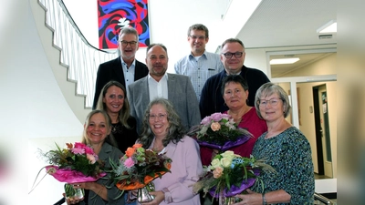 Die vier Jubilarinnen (vorne v.l.) Birgit Czaya-Hettwer, Martina Schröder, Ursula Lischka und Sigrid Grupe freuen sich über die Glückwünsche der stellvertretenden Teamleiterin Nadine Weber, Kreisbaurat Ralf Buberti, Landrat Michael Schünemann, Gebäudewirtschaftsbereichsleiter Helmut Meier und dem stellvertretenden Personalratsvorsitzenden Bernd Schaper. (Foto: Landkreis Holzminden)