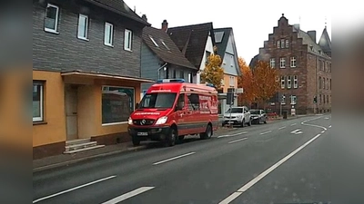 Der CBRN-Erkunder aus dem Kreis Gütersloh an einem Messpunkt in der Burgstraße. Hier wurde die Grundschule durch die Messleitung als besonders bedrohtes Gebäude erkannt und die erwartete Gefahr kontrolliert. (Foto: Feuerwehr Beverungen A. Bönning. )