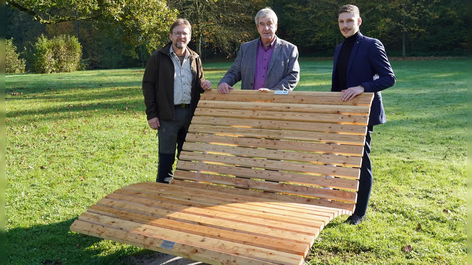 V.l.: Förster Harald Gläser und Bürgermeister Hermann Temme dankten Christof Mühling (EAM) für die neue Ruhe-Oase im Kurpark „Am Kaiserbrunnen“. (Foto: Stadt Brakel)