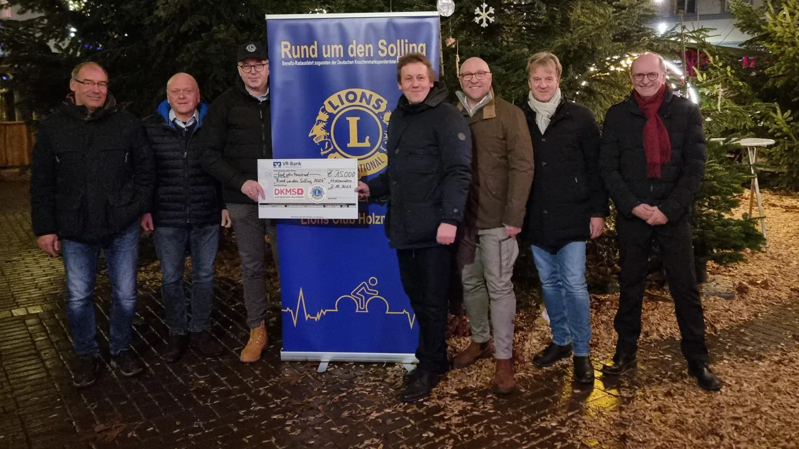 Das Organisatinsteam vom Lionsclub Holzminden bei der symbolischen Spendenübergabe auf dem Weihnachtsmarkt Holzminden. (Foto: Lionsclub Holzminden)