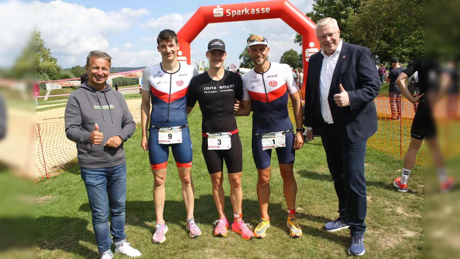 Daumen hoch für die drei Erstplatzierten bei den Herren (von links): Landrat Michael Stickeln, Lokalmatador Jonathan Disselhoff (Platz zwei), Sieger Roman Reeschke aus Paderborn, Lokalmatador Benjamin Krog und Bürgermeister Daniel Hartmann. (Foto: Jürgen Drüke/Kreis Höxter)