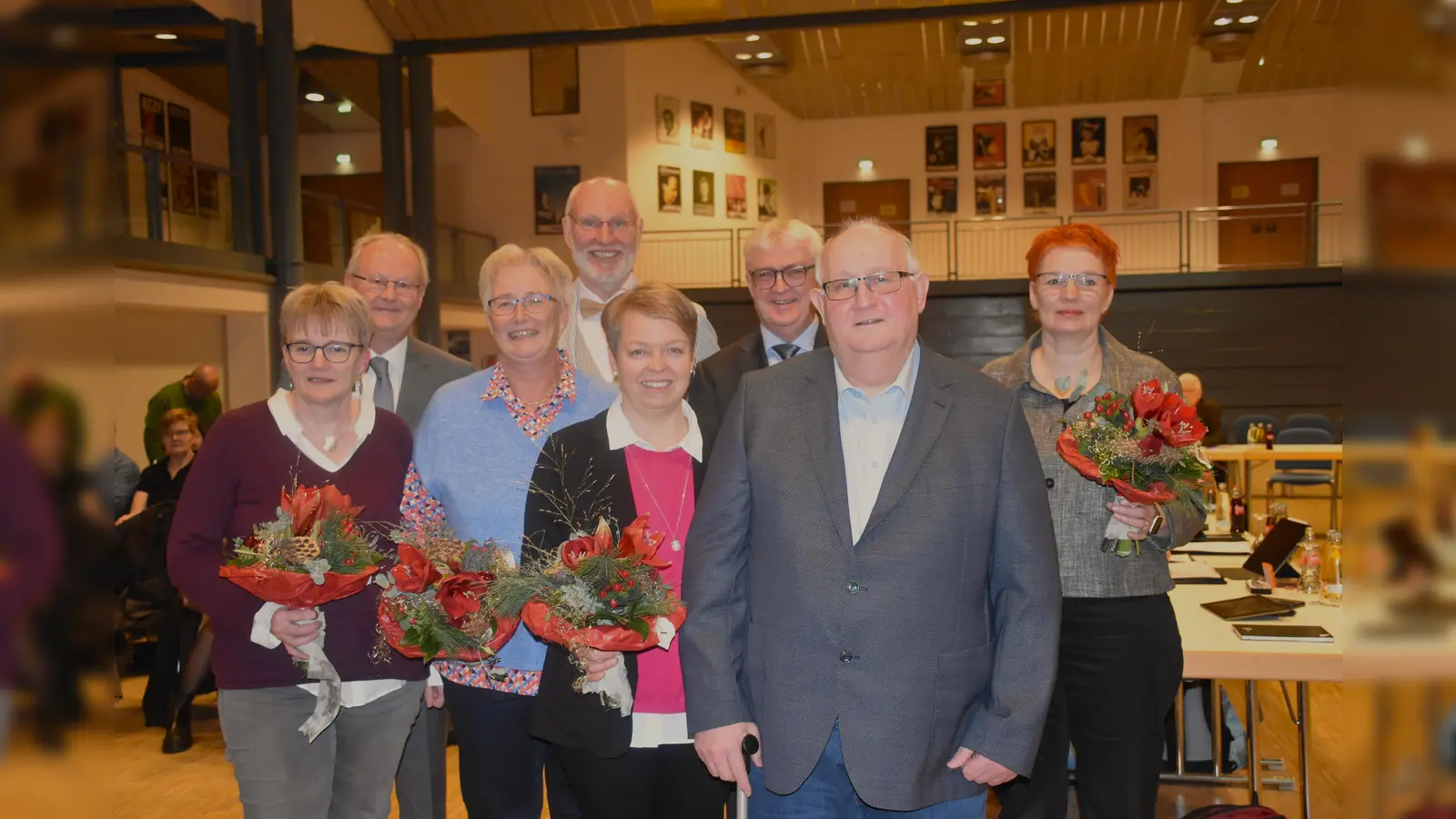 Die Ehrenamtspreis 2024 gingen an die Damen vom Sport-Schützenverein Jakobsberg (v. l.) Verena Vössing, Maria Sievers und Alexandra Kröger), an Gerhard Kienecke und an Elke Stieghorst. Sie wurden von Bürgermeister Hubertus Grimm und den stellvertretenden Bürgermeistern Roger van Heynsbergen und Günter Weskamp übergeben.  (Foto: Barbara Siebrecht)