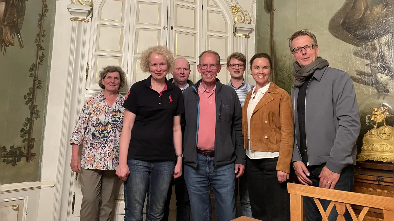 Stehen zusammen für den Schlosspark (v.l.): Carmen Basener, Sigrid Löhr, André Hoblitz, Dr. Uwe Meyer, Ferdinand Frhr. von Spiegel, Julia Ures und Markus Runte. (Foto: privat)