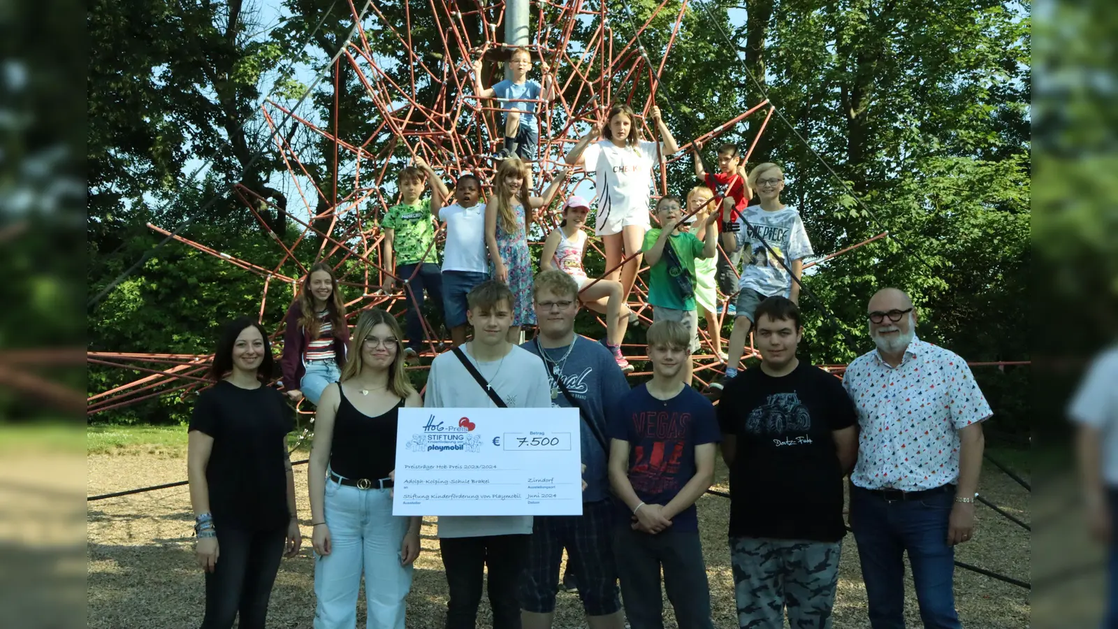 Freuen sich über den Scheck (vorne v.l.): Klassenlehrerin Irija Klotz, Laura-Sophie Thamm, Schülersprecher Sascha Braun, Fabian Gehrke, Luca Becker, Andreas Tegethoff und Schulleiter Dietmar Overbeck. Es fehlen Laura Baumann, Amy Ebbrecht, Maria Rempel, Lukas Rogowski, Sven Stephen und Integrationskraft Kerstin Strato. (Foto: Jana Sudhoff)