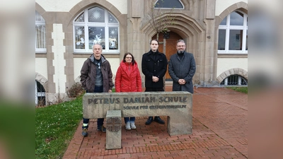 (v.l.) Michael Brockmeier, Vorsitzender des Fördervereins, Nicole Müller, Marktleiterin Combi, Schulsprecher Benjamin Kesper und SV-Lehrer Patrick Knüttel.<br>  (Foto: privat)