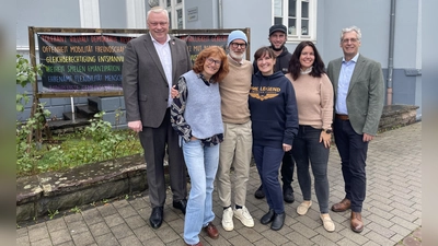 Die Stadt Höxter und das Projekt Begegnung verlängern die Zusammenarbeit im Jugendtreff um weitere drei Jahre (v.l.): Bürgermeister Daniel Hartmann, Abteilungsleiterin Monika Mönnekes, Robert Hartmann (Geschäftsführer Projekt Begegnung), Iwona Lokaj vom Jugendtreff, Peter Kamischke-Funk und Sarah Austermühl (Projekt Begegnung) und Dezernent Stefan Fellmann. (Foto: Stadt Höxter)