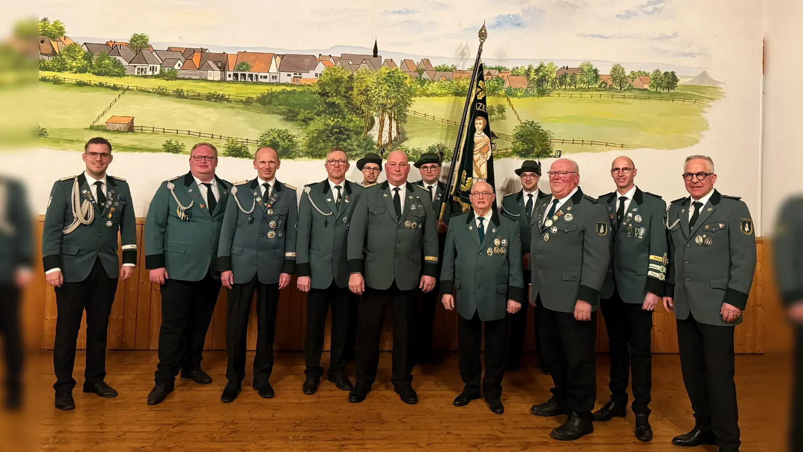 Anlässlich der Ehrungen beim Sebastiansball in Natingen sind hier auf dem Foto der Oberst und Brudermeister Tobias Tewes (v.l.), der stellvertretende Brudermeister Marius Hoppe, Armin Herdemerten, Hans-Dieter Reitemeyer, Fahnenoffizier Jonas Kleinjohann, Jürgen Giefers, Fähnrich Christian Suermann, Wilhelm Ostermann, Fahnenoffizier Dominik Wulf, Franz-Josef Hoppe, Tobias Wieners-Rehrmann und Arnold Welling zu sehen. (Foto: privat)