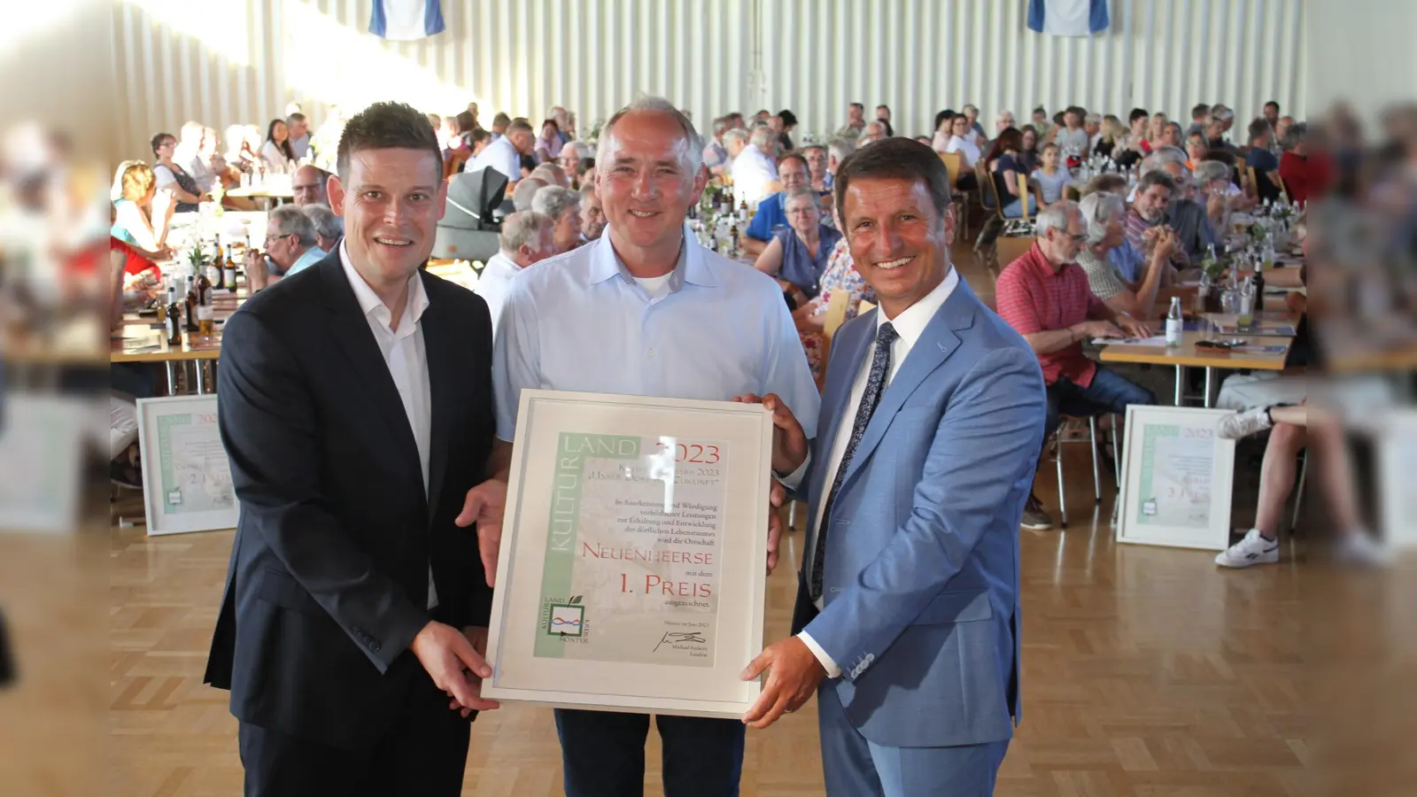 Landrat Michael Stickeln (rechts) übergab in der Nethehalle die Urkunden an die teilnehmenden Ortschaften des diesjährigen Wettbewerbs „Unser Dorf hat Zukunft“. Der Landrat lobte das herausragende Engagement der Menschen im Kreis Höxter. (Foto: Kreis Höxter)