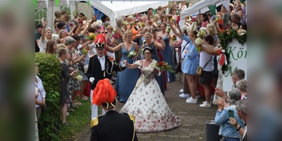 Zum Bezirksschützenfest in Albaxen fanden sich zahlreiche Ehrengäste ein. (Foto: Marc Otto)