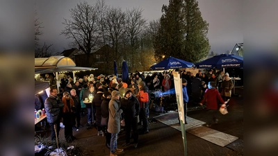 Fröhliche Atmosphäre bei der Feier am Stadtkapellenhaus. (Foto: privat)