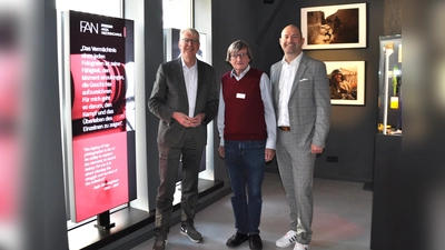 Der Geschäftsführer der Porzellanmanufaktur FÜRSTENBERG André Neiß (l.) und Florian Marquardt (r., Chief Sales and Marketing Officer Porzellanmanufaktur FÜRSTENBERG) waren am Dienstagvormitttag persönlich vor Ort, um das Porzellan offiziell an Ludger Haferkemper (Bildmitte, 2. Vorsitzender des Vereins Forum Anja Niedringhaus) zu übergeben. (Foto: privat)