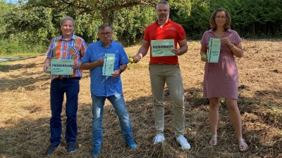 Bei der Übergabe der Banderolen: (v. l.). Manfred Filmer (BVL Blankenau), Ludger Haneke (BVL Herstelle), Sebastian Rapp (BVL Dalhausen) und Verena Hoppe (Beverungen Marketing e.V.) (Foto: Beverungen Marketing)