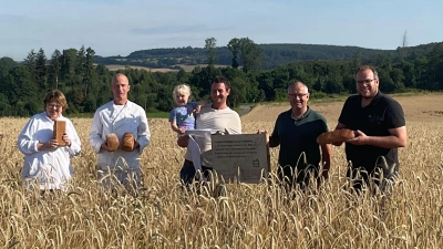 V.l.: Barbara Klein (Beschäftigte der Bäckerei der WAG), Hubertus Hartmann (Bäckermeister der Bäckerei der WAG), Marie, Jonas und Josef Schlüter (drei Generationen des Bio-Hofs Schlüter) sowie Christoph Lessmann (Leiter der Werkstätten Am Grünenberg) im reifen Bio-Roggenbestand des Biobauernhofs Schlüter in Ottbergen. (Foto: privat)