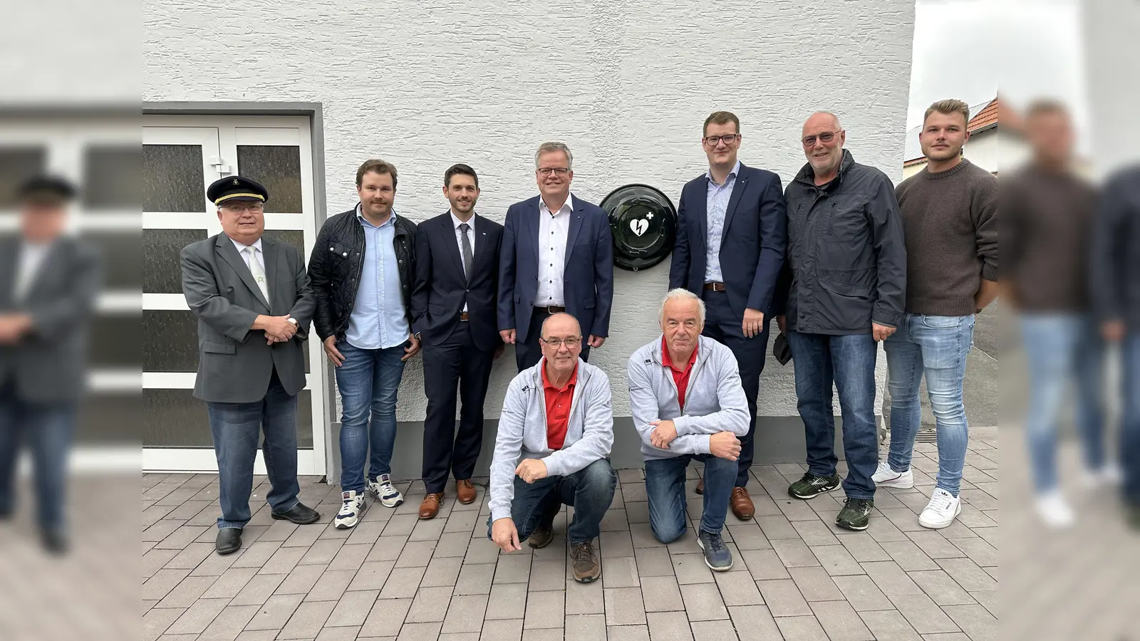 Defibrillator übergeben: (v.l.) Bernhard Gründer, Nils Hanewinkel, Christian Thewes (Vereinigte Volksbank eG), Uwe Püttcher (VerbundVolksbank OWL eG), Alexander Stickel (Sparkasse Paderborn-Detmold-Höxter), Josef Hartmann, Michel Wäsche. (Kniend v.l.) Hans Josef Sievers und Werner Lange.  (Foto: Patrick Otte)