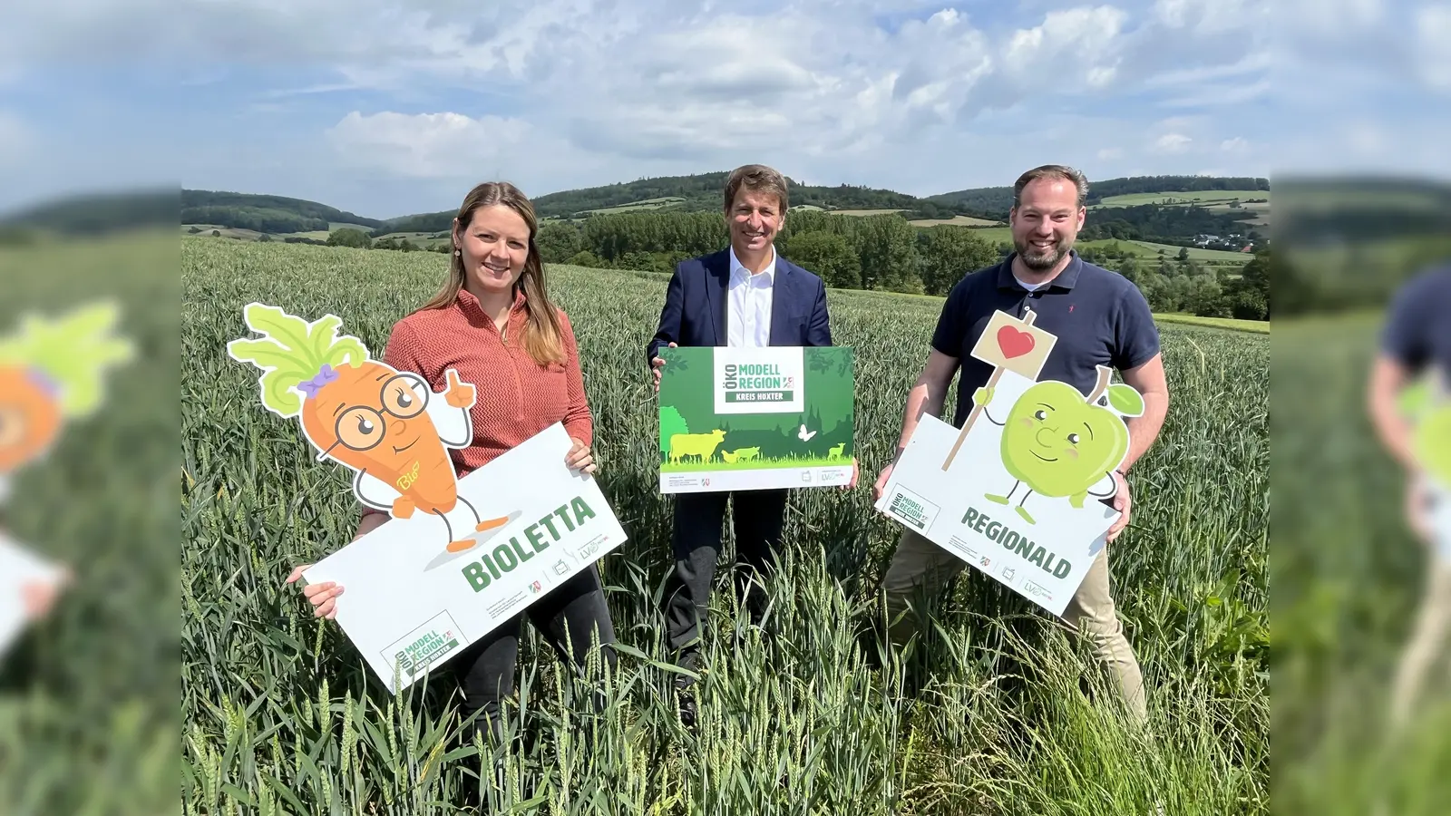 Herzlich Willkommen Bioletta und Regionald: Öko-Modellregionsmanagerin Laura Jäger, Landrat Michael Stickeln und Heiko Böddeker von GfW (r.) zeigen die neuen Maskottchen der Öko-Modellregion und der Regionalmarke Kulturland Kreis Höxter. (Foto: Kreis Höxter)