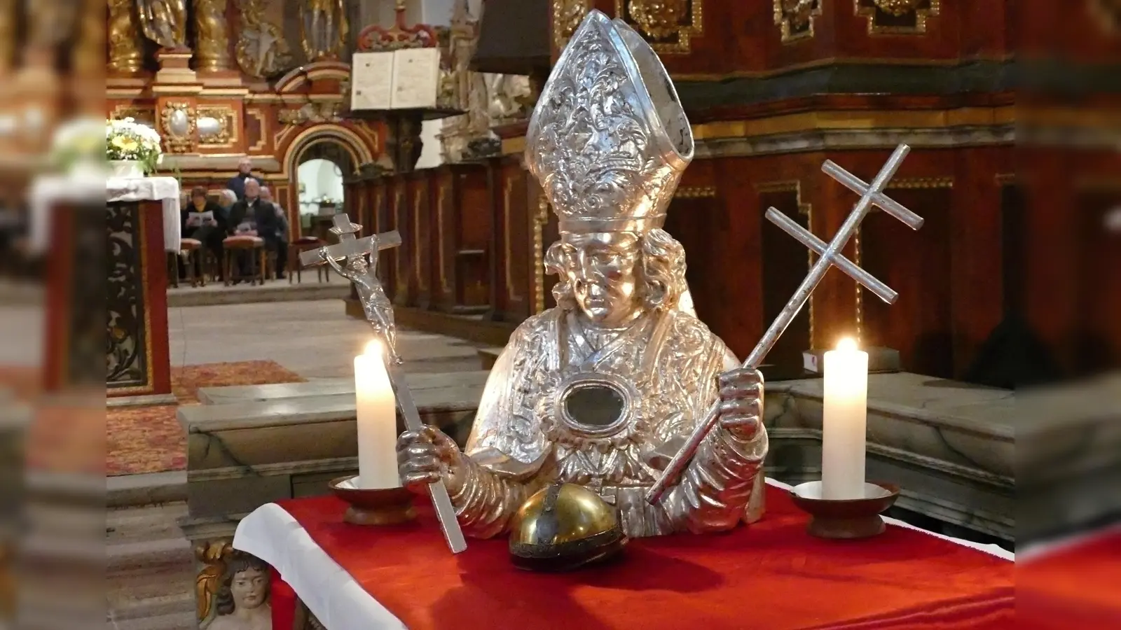 Das Kopfreliquiar des heiligen Ansgar, aufgenommen bei einer der jährlichen Vespern zu seinen Ehren. Der als Apostel des Nordens verehrte Gottesmann gehörte zu den Mönchen aus Corbie, die die Abtei an der Weser gegründet haben. (Foto: Kirchengemeinde Corvey)