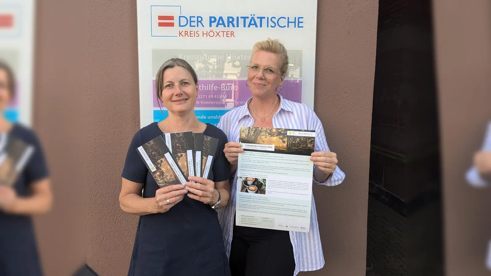 Cornelia Pätzold und Kathrin Groppe präsentieren das Veranstaltungsprogramm für pflegende Angehörige. (Foto: privat)