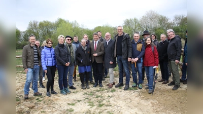 Der Wildnis- und Naturerlebnispfad wird vorgestellt: Nicht nur Landrat Michael Stickeln, Nieheims Bürgermeister Johannes Schlütz (vorne Vierter von rechts), Dr. Kathrin Weiß (Abteilungsleiterin Umweltschutz und Abfallwirtschaft; vorne Dritte von links) und Rita Rothenstein (Mitarbeiterin Bezirksregierung Detmold; vorne rechts) sind nach der Führung von Frank Grawe (wissenschaftlicher Leiter der Landschaftsstation des Kreises Höxter; vorne Dritter von rechts) begeistert.  (Foto: Kreis Höxter)