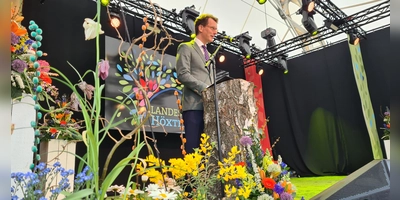 Ministerpräsident Hendrick Wüst bei seinem Grußwort zur Landesgartenschau. (Foto: Peter Vössing)