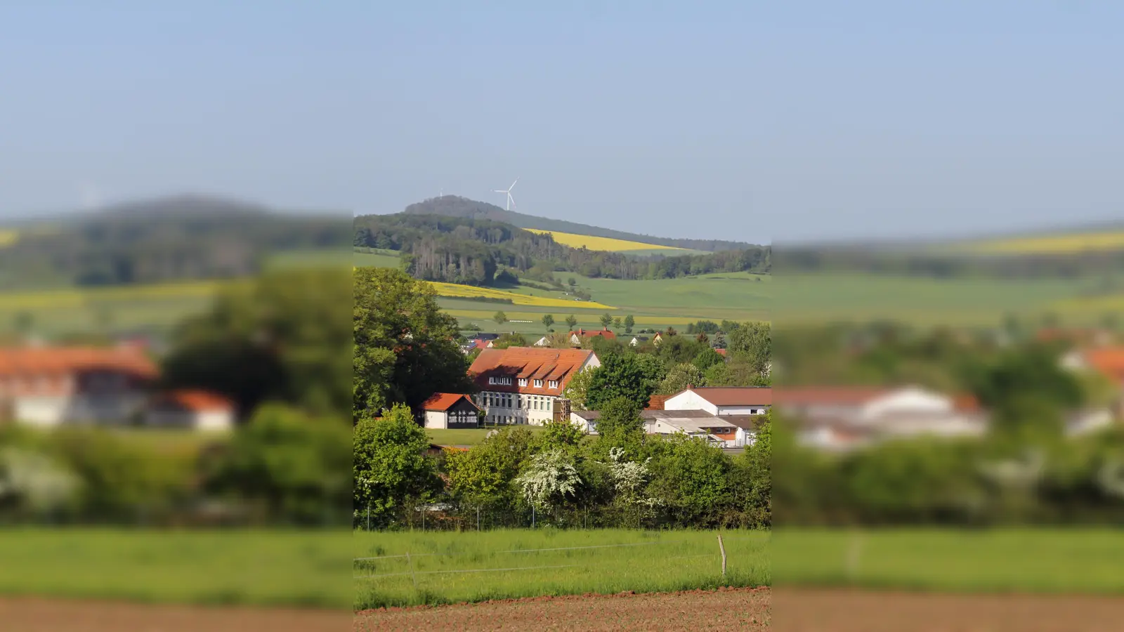 Das Foto mit einem Blick über Westuffeln mit Friedenshügel und ehemaliger Schule (heute Kita) in der Bildmitte Richtung Bergkuppe der Malsburg im Hintergrund ist im Jahresrückblick 2023 enthalten. (Foto: Brunhilde Berndt)