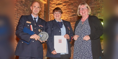 Die Ehrenmedaille des Hessischen Ministerpräsidenten nahmen Wehrführer Timo Wegner und Feuerwehrvereins-Vorsitzende Jana Hassenpflug von Vizelandrat Silke Engler entgegen. (Foto: Stefan Bönning)