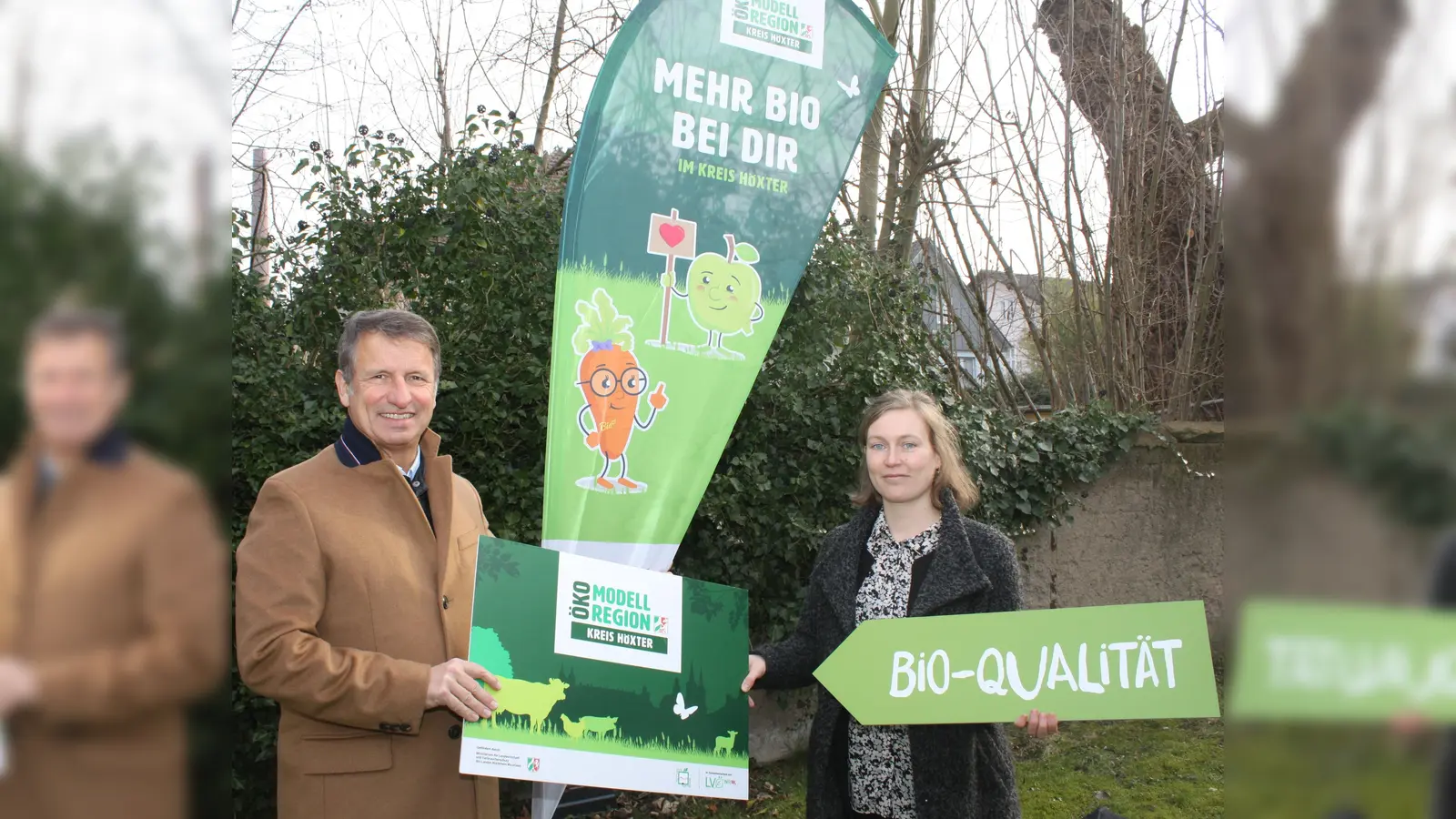 Die zweite Förderphase in der Öko-Modellregion Kreis Höxter ist gestartet: Landrat Michael Stickeln und Projektmanagerin Lina Schlieper setzen auf eine noch stärkere Vernetzung zwischen Erzeugern, Verarbeitern und Abnehmern. (Foto: Kreis Höxter)