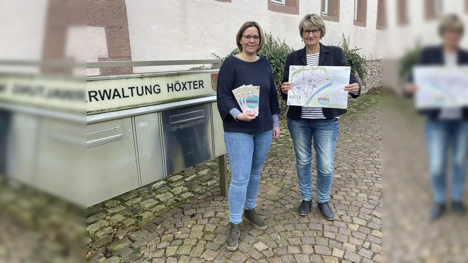 V.l.: Greta Ingebrand (Stadt Höxter), Claudia Pelz-Weskamp (Gleichstellungsbeauftragte der Stadt Höxter) werben für den aktualisierten Info-Flyer. (Foto: Stadt Höxter)