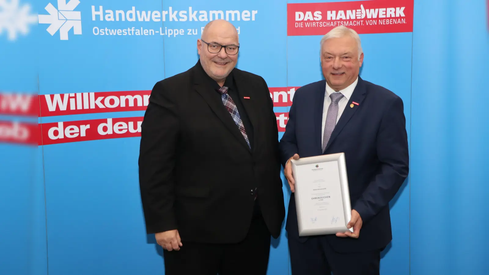 V.l.: Kammerpräsident Peter Eul und Martin Knorrenschild. (Foto: Thomas F. Starke / Handwerkskammer Ostwestfalen-Lippe zu Bielefeld)