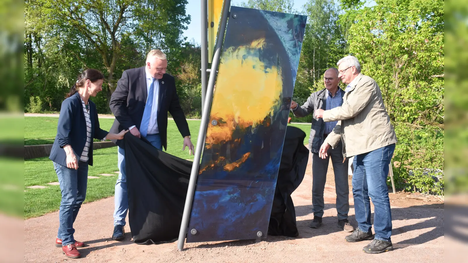 Unzählige Kunstprojekte gibt es in der Region, wie hier die Glasskulptur am Schöpfungsgarten in Höxter am Tag ihrer Enthüllung.<br> (Foto: Barbara Siebrecht)