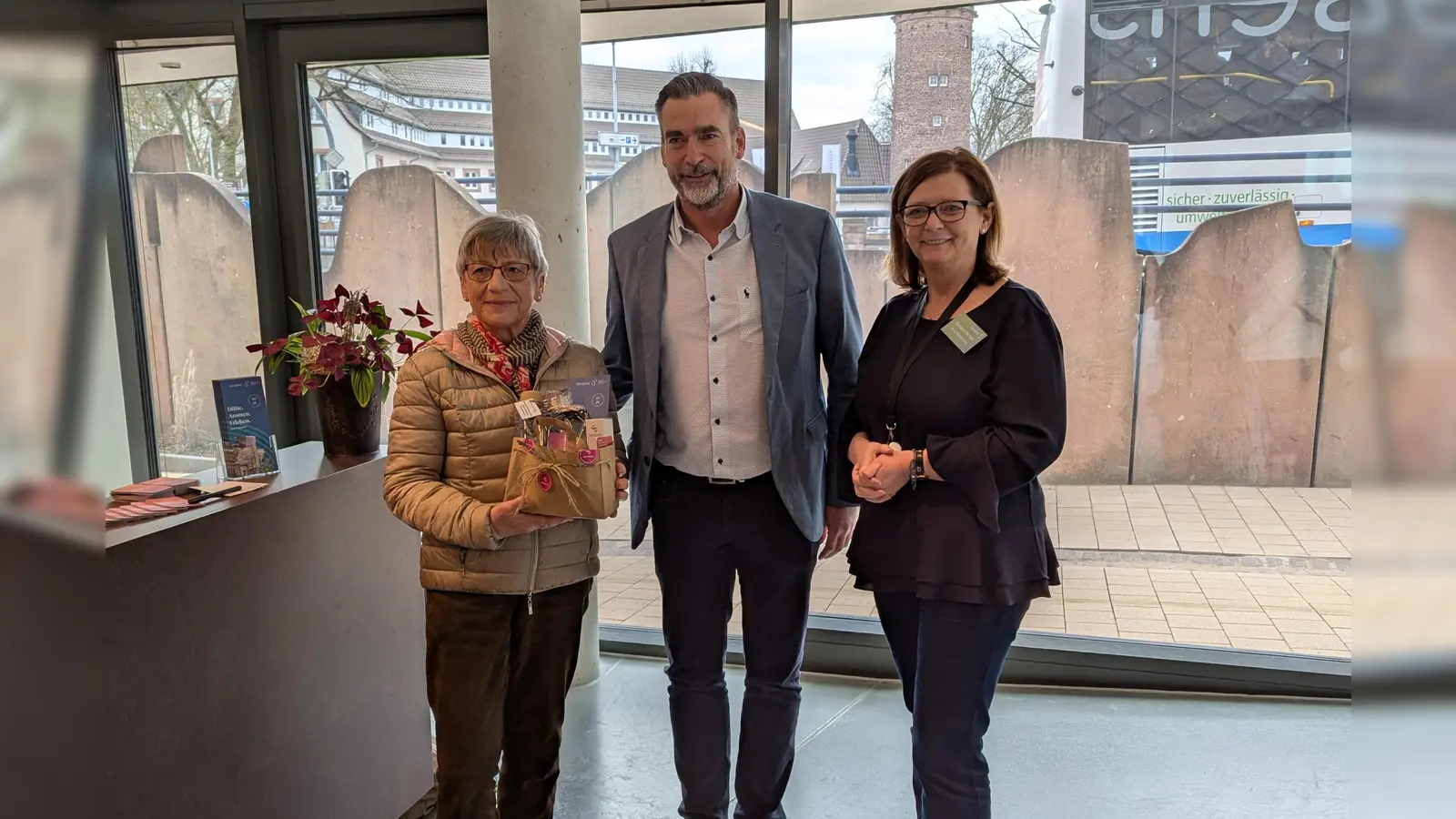 10.000. Besucherin Margarete Engelke mit Bürgermeister Christian Belke und Geschäftsführerin Barbara Richter. (Foto: Stadtmarketing Holzminden GmbH)