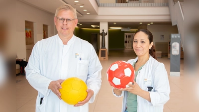 Dr. Mathias Weber und Maria Elena Garcia sind zwei der Ärzte aus dem Kreis Höxter, die bei der Fußball-EM vor Ort unterstützen. (Foto: KHWE)