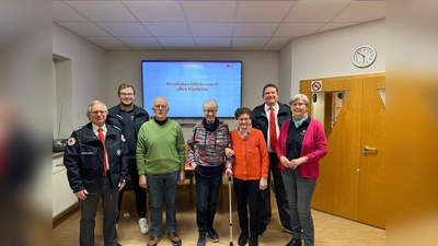 Mitgliederehrung (v.l.): Werner Wasmuth (2. Vorsitzender des Ortsvereins), Fabian Rehrmann (Rotkreuzleiter), Willi Ortmann (Jubilar 5 Jahre), Christa Stromberg (Jubilarin 25 Jahre), Monika Mantel (Jubilarin 15 Jahre), Martin Wrede (1. Vorsitzender) und Marietheres Engemann (Jubilarin 45 Jahre). (Foto: privat)